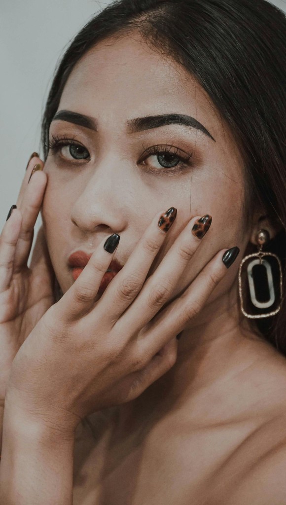 Model wearing tortoiseshell gel nail wraps